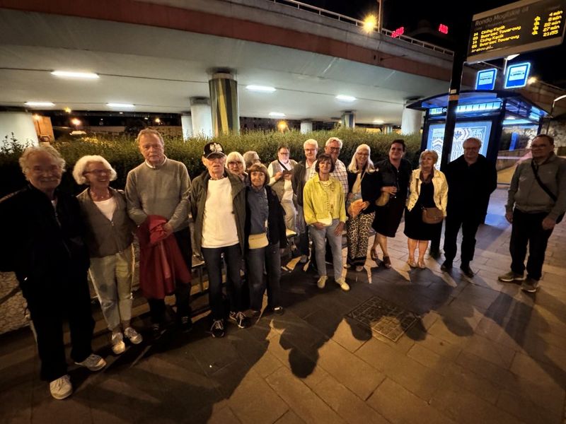 unsere Gruppe an der Straßenbahnhaltestelle